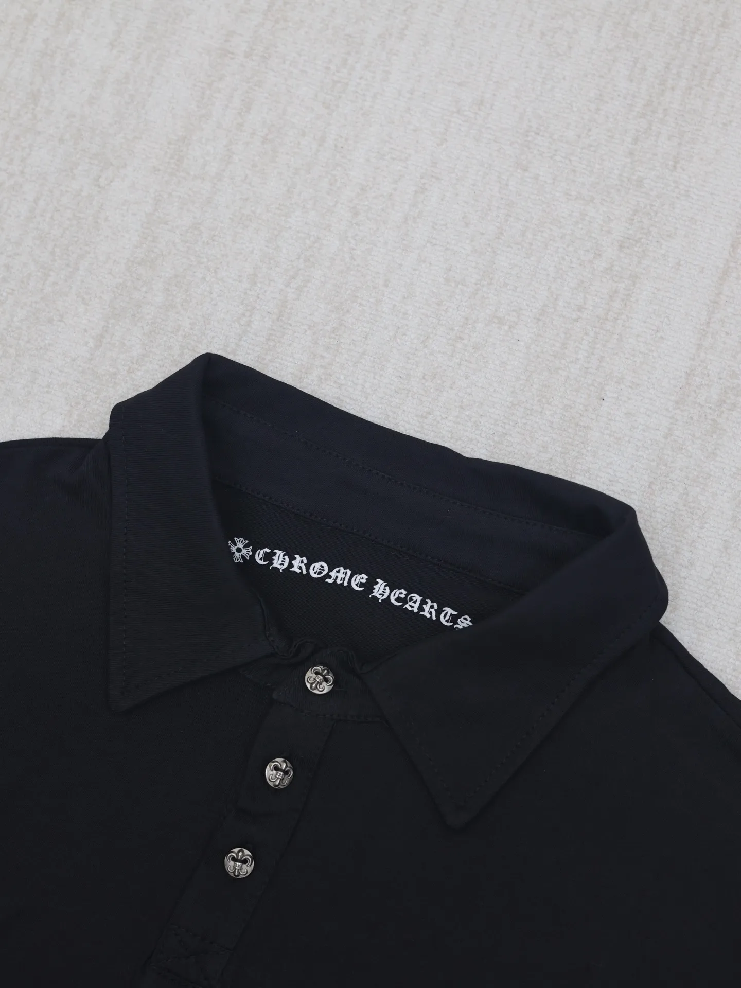 🅿️310 Come Hearts*/Cro Hearts 25SS Sanskrit printed polo shirt. The fabric is made of custom-woven and dyed 220g pure cotton. It has a soft and waxy feel. The upper body is very skin-friendly. Versatile and simple. The neckline and chest are printed with imported ink three-dimensional printing. There is no difference in size and position. Customized silver-plated buttons. Full set of accessories. Size: S/M/L/XL
